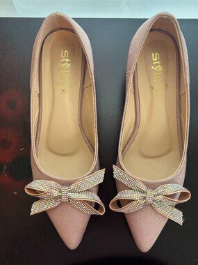 Dusky pink glitter pump with rhinestone bow in (EUR 39 or US 8.5)